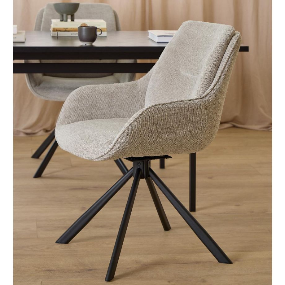 Nøra Alva draaibare armstoel | zwart metaal onderstel | stof Caso - zand