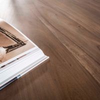 Rahul eettafel sculpture - massief acacia drift bruin