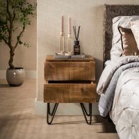 Fraaai Pioter nachtkastje 2 lades massief mango - zand