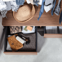 Rens 3-deurs wandkast 165 cm notenhout kiezelgrijs van het woonmerk Woood