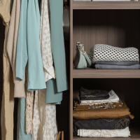 Rens 2-deurs wandkast 110 cm notenhout kiezelgrijs van het woonmerk Woood