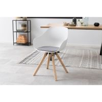 Nøra Tøno armstoel | rubberwood oak onderstel | stof Malmo - lichtgrijs/wit